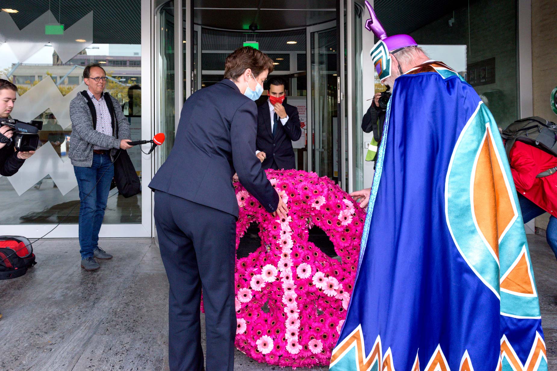 PEACEMAN bracht een vredeskrans naar burgemeester Jorritsma van Eindhoven | Sas Schilten Fotografie