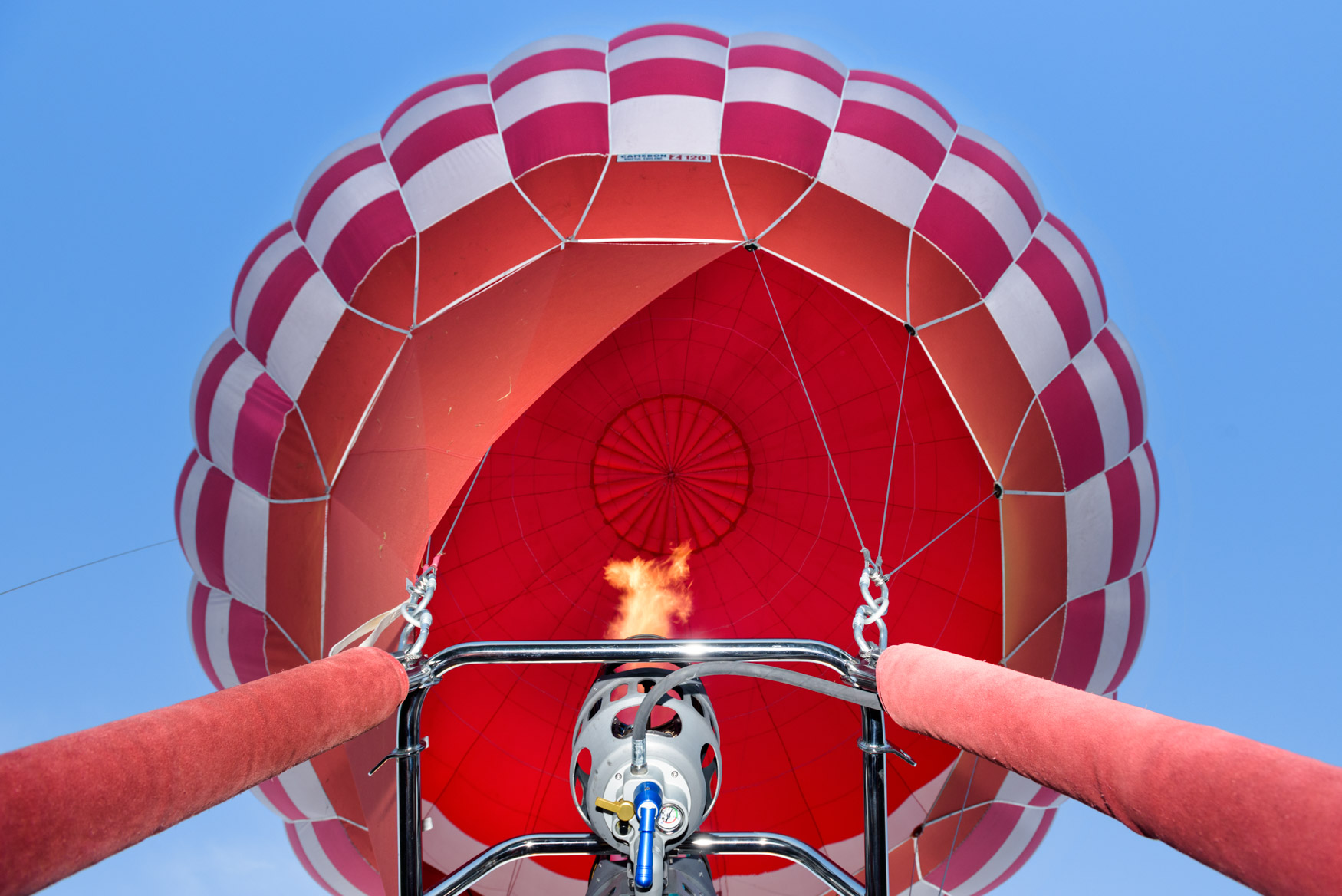 Luchtballon brander in vlucht met de Brabant Deur luchtballon met Falcon Ballooning