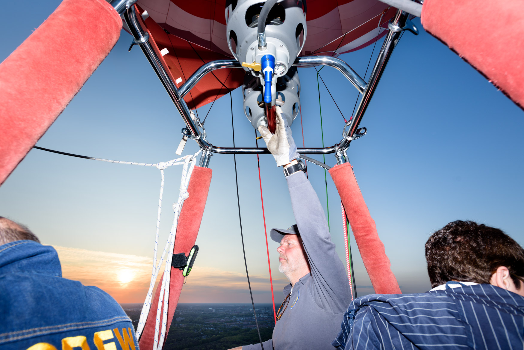 Piloot van luchtballon in vlucht met de Brabant Deur luchtballon met Falcon Ballooning