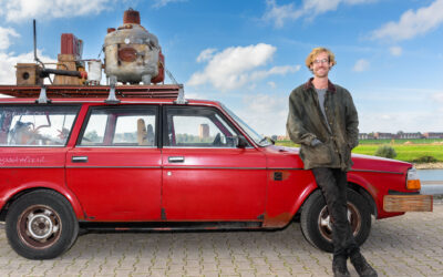 Gijs Schalkx en zijn auto die op plastic rijdt voor de Volkskrant